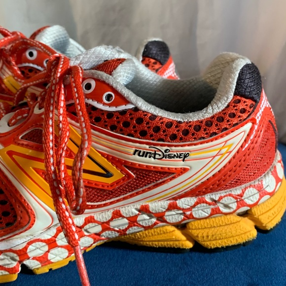 Women's New Balance Run Disney Minnie Mouse Running Shoes - Picture 8 of 12